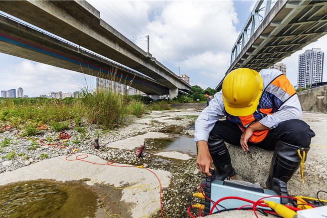 新竹县府指107年度发现万乔丰工程技术顾问公司检测桥梁以虚偽不实文件履约时，就依法委托另外合法公司执行桥梁检测。（罗浚滨摄）