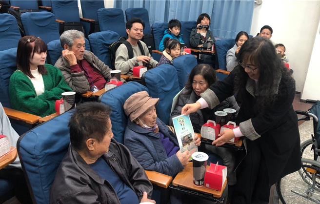 现年90岁的「西铭美代子」女士（前排左二），其祖父为「内间长三」，是基隆市和平岛歷史脉络中非常重要的歷史人物，于16日举家17人从琉球搭乘邮轮，回基隆到幼时居住地和平岛与母校正滨国小巡礼，与校方和小学弟妹们交流。（基隆市教育处提供／徐佑升基隆传真）