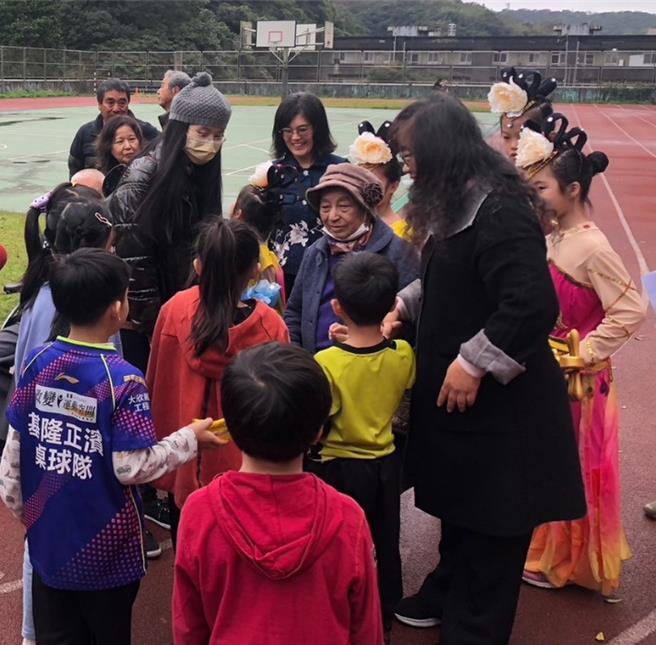 现年90岁的「西铭美代子」女士（二排左三），其祖父为「内间长三」，是基隆市和平岛歷史脉络中非常重要的歷史人物，于16日举家17人从琉球搭乘邮轮，回基隆到幼时居住地和平岛与母校正滨国小巡礼，与校方和小学弟妹们交流。（基隆市教育处提供／徐佑升基隆传真）