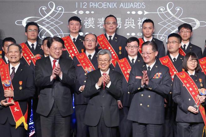 行政院長陳建仁（中）16日在消防署長蕭煥章（右二）及內政部長林右昌（左二）出席112年鳳凰獎楷模表揚典禮，針對未來內閣人事安排，陳建仁指出行政團隊按照憲政慣例提出總辭，希望未來新國會能夠與行政團隊繼續合作。（范揚光攝）