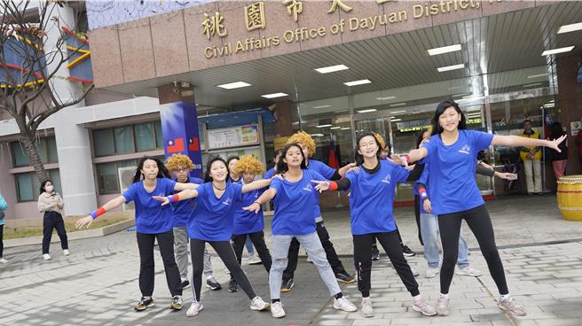 桃園市大園區后厝國小15日前往大園區公所快閃宣傳。（大園區公所提供／蔡明亘桃園傳真）