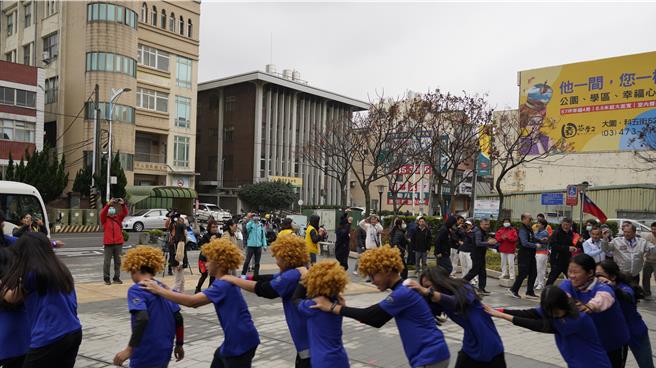 桃園市大園區后厝國小15日前往大園區公所快閃宣傳。（大園區公所提供／蔡明亘桃園傳真）