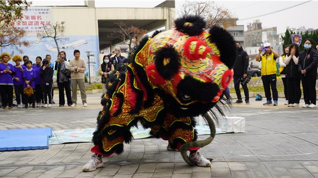 桃園市大園區后厝國小15日前往大園區公所快閃宣傳。（大園區公所提供／蔡明亘桃園傳真）