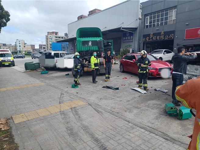 杨男驾驶的货车自撞路边6辆汽车，现场一片混乱。（新北市消防局提供／吕健豪新北传真）