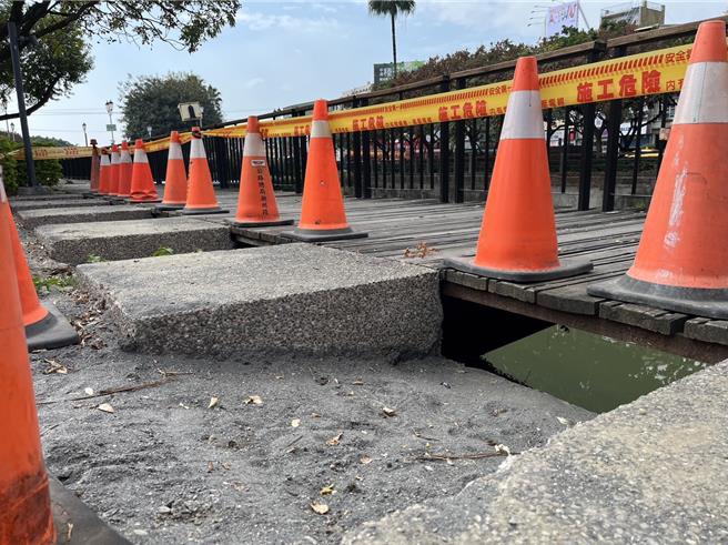 屏市万年溪人行步道出现篮球大缺口，民眾惊呼：一不小心可能跌落。(林和生摄)