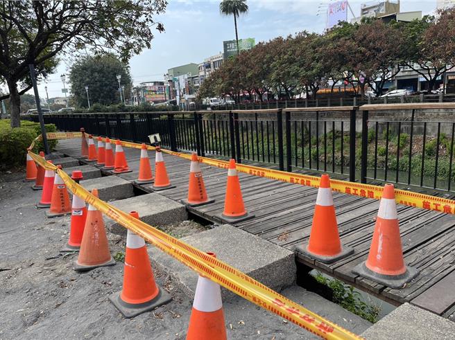 屏市万年溪人行步道出现篮球大缺口，民眾惊呼：一不小心可能跌落。(林和生摄)