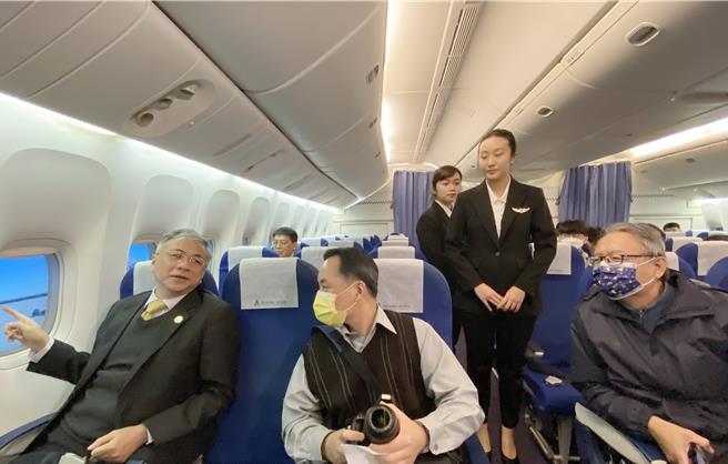 朝陽科技大學16日發表斥資1300多萬元，以除役「波音777」機身打造的「飛航情境模擬教室」，校長鄭道明（左一）表示，該教室導入飛安風險管理意識，為全台首創結合飛航狀態情境式航空教育的特色專業教室。（陳淑芬攝）