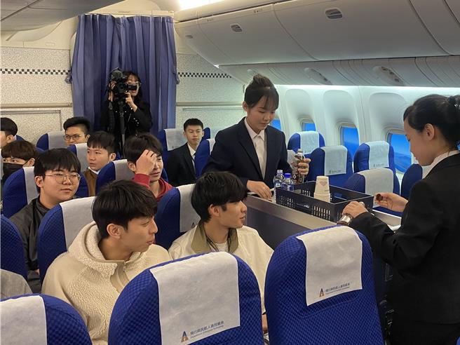 朝陽科技大學16日發表斥資1300多萬元以除役「波音777」機身打造的「飛航情境模擬教室」，為全台首創結合飛航狀態情境式航空教育的特色專業教室。（陳淑芬攝）