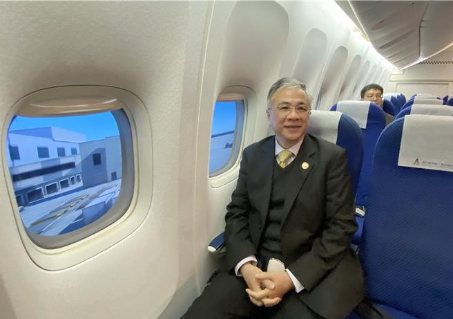 朝陽科技大學16日發表斥資1300多萬元以除役「波音777」機身打造的「飛航情境模擬教室」，為全台首創結合飛航狀態情境式航空教育的特色專業教室。校長鄭道明16日表示，透過駕駛艙飛行模擬軟體，在每扇座位窗戶呈現機艙窗外即時情境。（陳淑芬攝）