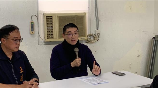 政坛传出四接环评恐将重启，对此基隆市长谢国梁（右）16日拜访守护外木山行动小组召集人王醒之（左）商讨。谢国梁表示，他基于市民与国防安全立场，不该在基隆市区设立大型天然气槽，同时目前新国会也已经重组，将会传达基隆市府与市民立场。（徐佑升摄）