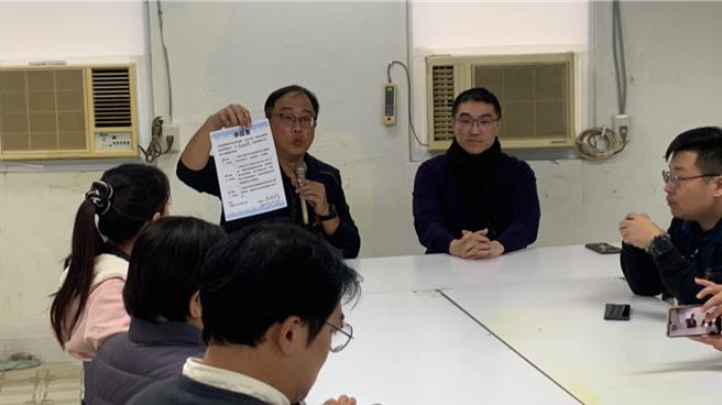 政坛传出四接环评恐将重启，对此基隆市长谢国梁（前排右）16日拜访守护外木山行动小组召集人王醒之（前排左）商讨，王醒之也拿出谢国梁选前对四接议题的承诺书，重申协和燃油电厂应如期除役，转型为再生能源电厂。（徐佑升摄）
