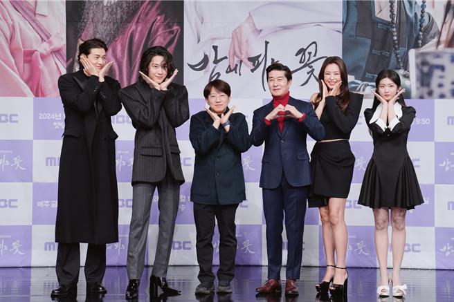 李己雨、李鍾元、導演張太侑、金相中、李荷妮、朴世賢出席《夜晚盛開的花》記者會。（friDay影音提供）