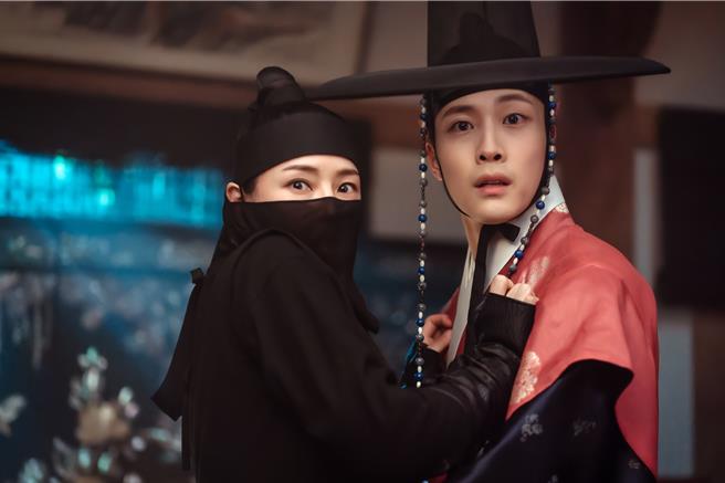 李荷妮和李鍾元在《夜晚盛開的花》中上演浪漫年下戀。（friDay影音提供）