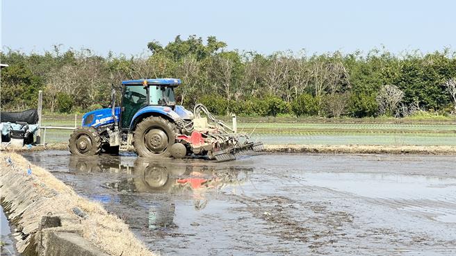 进入春耕时节，台南市后壁区许多农民早已开始下田整地，以准备接下来的耕作。（张毓翎摄）