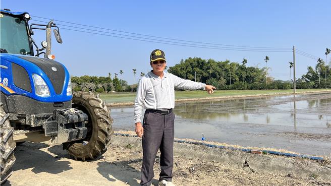 台南市后壁区上茄苳里里长黄崑茂创立品牌「植禾米」，自产自销稻米多年，他期待新的一年能大丰收。（张毓翎摄）
