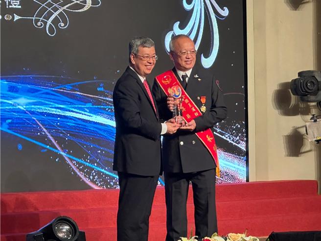 陈建仁16日下午出席凤凰奖楷模表扬典礼。（高钧麟摄）