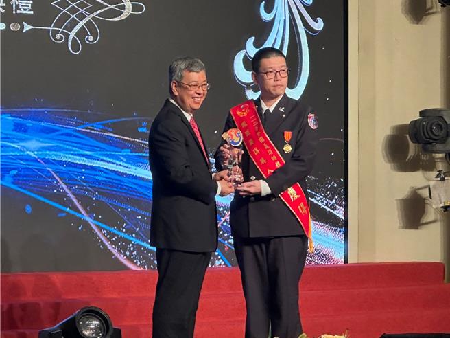 陈建仁颁奖给凤凰奖楷模。（高钧麟摄）