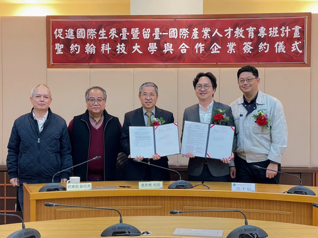 聖約翰科大與校友企業-易發精機共同培育電機系統整合人才。左起：范俊杰院長、何副校長、唐彥博校長、易發精機董事長室張千駿特助、龔光寰經理。(照片/聖約翰科技大學提供)