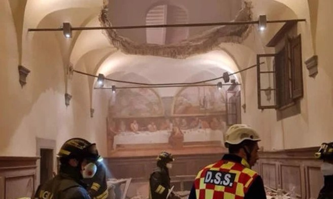 救援人员在事发后抵达现场搜救，可以看到上方有一个大洞。（图／翻摄中国报）