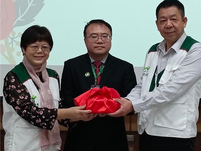 北台南家扶中心16日办理新旧任主任交接典礼，新任主任李桂平（右一）是土生土长的台南人。（北台南家扶中心提供／张毓翎台南传真）