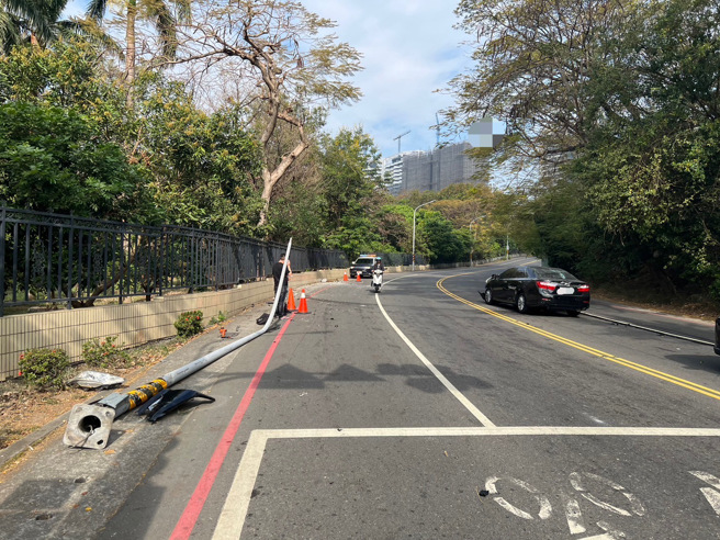 今16日上午9時許，高雄市鳥松區文前路（澄清湖後門）發生自小客車撞斷路燈的車禍。（圖／警方提供）