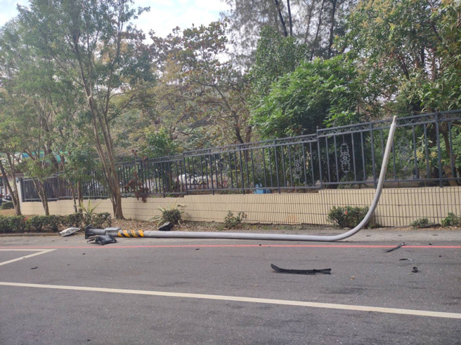 今16日上午9時許，高雄市鳥松區文前路（澄清湖後門）發生自小客車撞斷路燈的車禍。（圖／警方提供）