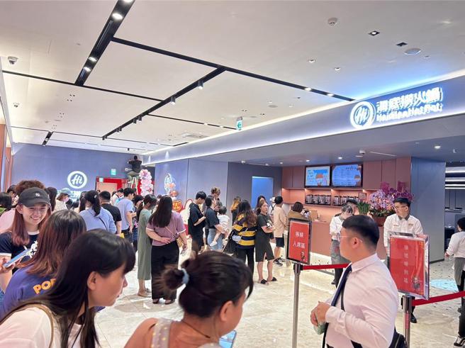 宏匯去年改装70柜位50个新柜进驻带动业绩年增33％。图／宏匯提供