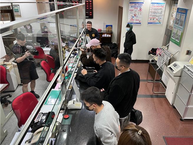 年关将近，基隆市警局第四分局、刑事警察大队及训练科邀请健身网红「健人盖伊」与药师、波波（图中三黑衣男）扮演歹徒，进行防抢演练，相当逼真。（基隆市警察局提供／徐佑升基隆传真）