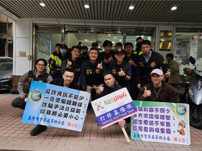 年关将近，基隆市警局第四分局、刑事警察大队及训练科邀请健身网红「健人盖伊」（前排中）与药师（前排左）、波波（前排右）扮演歹徒，进行防抢演练。（基隆市警察局提供／徐佑升基隆传真）