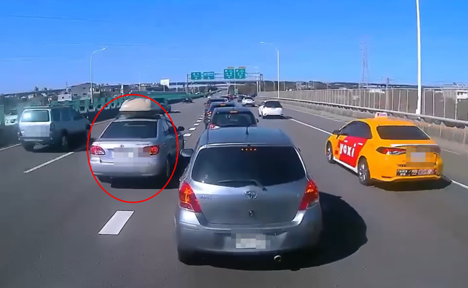 有轿车想插队下匝道，却遇到车主们的好默契，就是不让插队车。（图／翻摄自脸书粉专八卦村 - 行车纪录器影片上传中心）