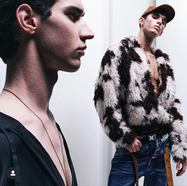 DSQUARED2 2024秋冬系列，在秀場上打造「改造機器」，展現同卵兄弟間的差異。(摘自品牌IG)