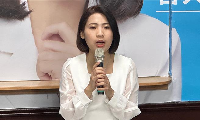 國民黨台北市議員徐巧芯16日晚間再揭露，高端在疫苗尚未二期解盲之前，政府就與其簽訂採購合約，且在不確定疫苗有沒有效前，就自行訂定疫苗效期可以2度展延至10個月，「這樣的約，政府也敢簽？」（本報資料照片）