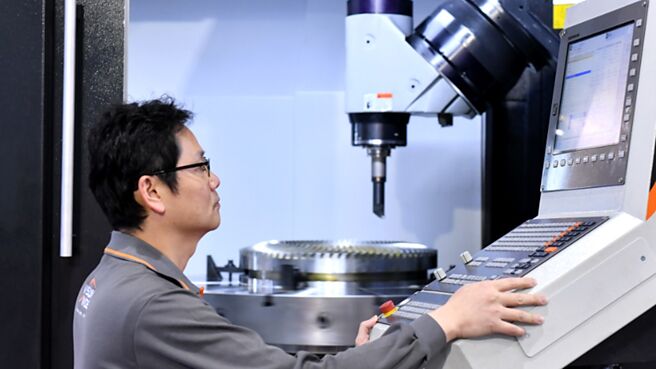 台灣工具機業2024年還沒盼到景氣回升，先得配合美國拜登政府加強對俄羅斯經濟制裁，工具機銷土耳其得先填具出貨地點，才能取得出口許可，對台灣工具機出口將是一大重創。圖為工具機展中廠商展出機台的畫面。圖／本報資料照片