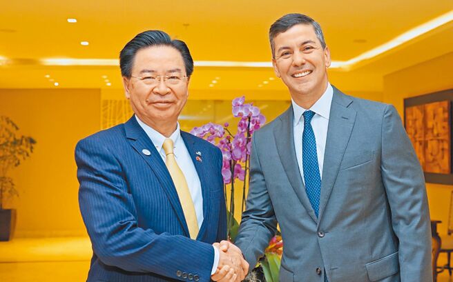 外交部長吳釗燮（左）出席中美洲邦交國瓜地馬拉總統阿雷巴洛就職，與友邦巴拉圭總統貝尼亞（右）會晤。（外交部提供）