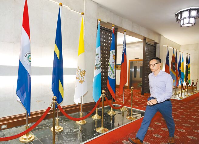 外交部15日举行记者会，宣布即日起终止与诺鲁的外交关系，并关闭大使馆。记者会前，诺鲁共和国的国旗（左二）还陈列在外交部大厅。（刘宗龙摄）