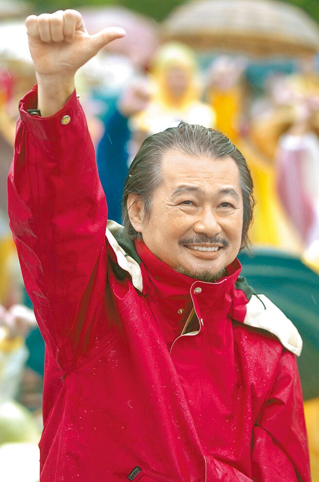 民進黨前主席施明德15日病逝，「上海向陽公益基金會」理事長汪致重發文弔唁。圖為2006年9月施明德與民眾一同靜坐倒扁。（本報資料照片）