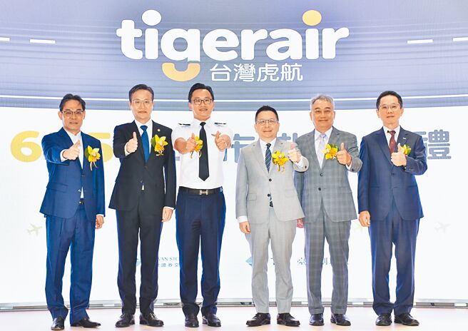 台湾虎航董事长陈汉铭（左三）宣布，今年将发出8个月年终奖金。（本报资料照片）