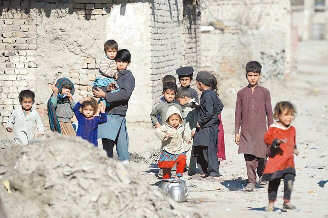 中国外交部长王毅14日访问阿拉伯联盟期间，与阿盟秘书长阿波盖特举行会谈，双方就以哈衝突深入交换意见，并发表联合声明。图为站在难民营的巴勒斯坦孩童。（新华社）