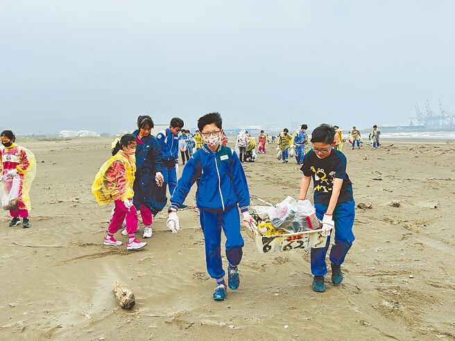 新北邓公国小15日安排师生一起净滩，藉此让学生实践SDGs保育海洋生态的目标。（新北市邓公国小提供／吕健豪新北传真）