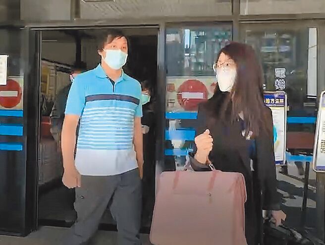 台中地院15日再度審理5億高中生案，針對夏男（右二）涉「假結婚」偽造文書部分進行審理，夏男不認假結婚，法官裁定下次勘驗相關影像，並傳喚證人出庭。（陳淑芬攝）