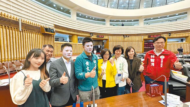 高市議會臨時會15日開幕，議長康裕成（前排中）貼心準備面膜慰勞議員。（柯宗緯攝）