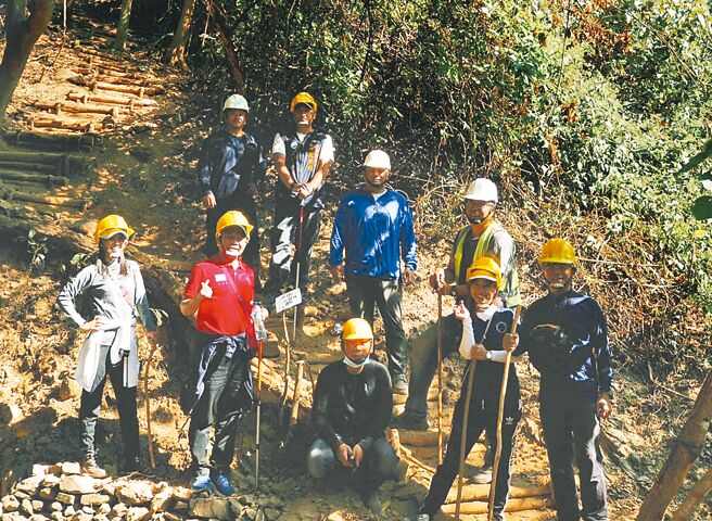 來義鄉公所著手修復崑崙坳古道，可望配合二峰圳，導入山水遊程。（來義鄉公所提供／林和生屏東傳真）