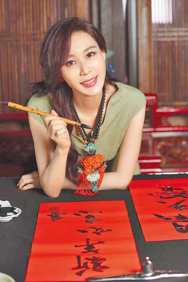 热爱书法的萧蔷，日前受邀为胡歌的环保节目《一路前行》MV海报题字。（珍世美学慈善基金会提供）