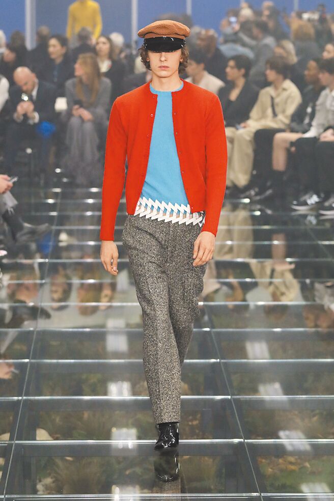 三角幾何腰帶為辦公室穿搭增添趣味。（Prada提供）