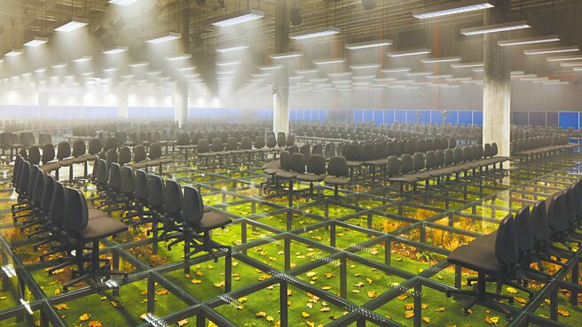 Prada品牌在秀場打造一個辦公室空間，半空的室內玻璃地板下有「碰觸不到的大自然」，以此呼應品牌本季主題《HUMAN NATURE》。（Prada提供）