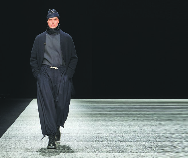 EMPORIO ARMANI以海軍藍、鋼鐵灰、冰雪白和午夜黑等為主色調。（EMPORIO ARMANI提供）