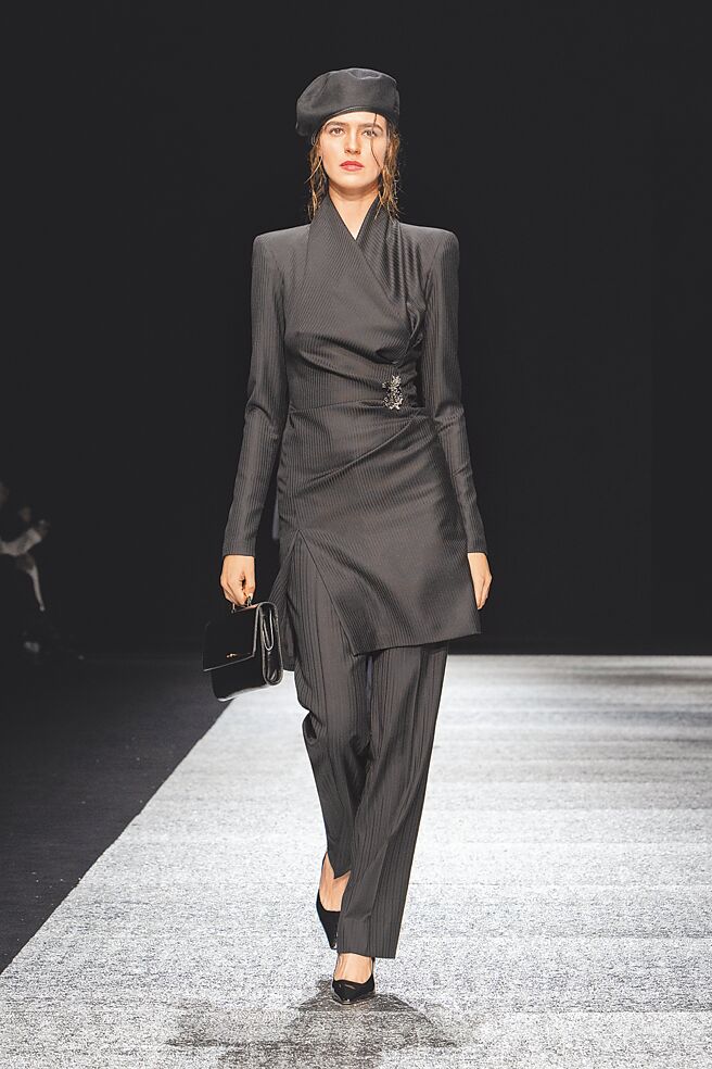EMPORIO ARMANI在秋冬男裝周上推出經調整的女裝，以此展現性別流動的優美。（EMPORIO ARMANI提供）