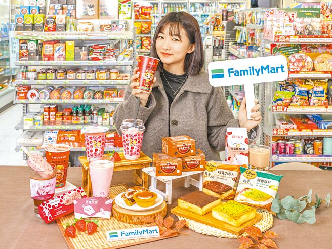 全家草莓季第二彈推「巧莓可可」、「草莓戀奶」等飲品饗宴。（全家提供）