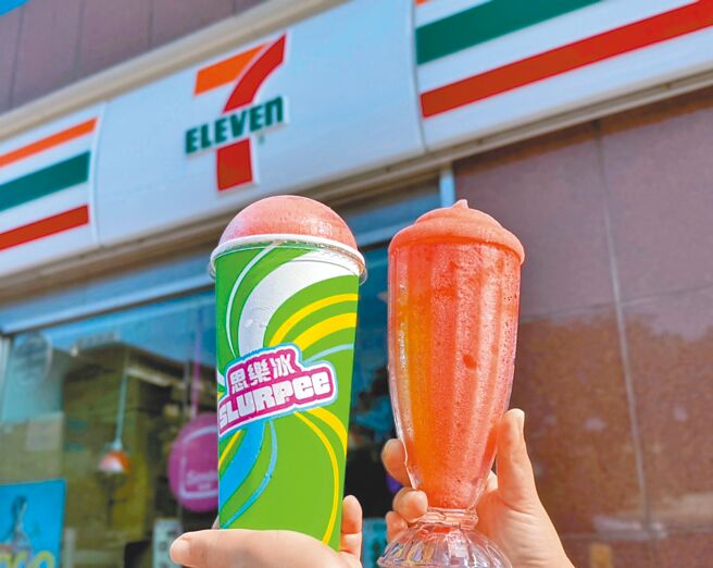 7-11「紅魔鬼思樂冰－草莓乳酸風味」，30元起。（7-11提供）