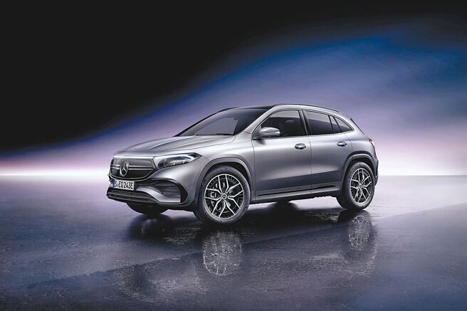 新光三越即日起至2月15日，扣skm points 100点有机会将「Mercedes－Benz EQA 250电动车」开回家，价值逾217万元，限量1台。（新光三越提供）